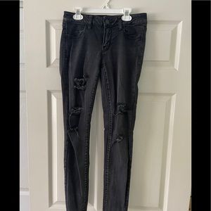 BARELY WORN AE DISTRESSED JEANS